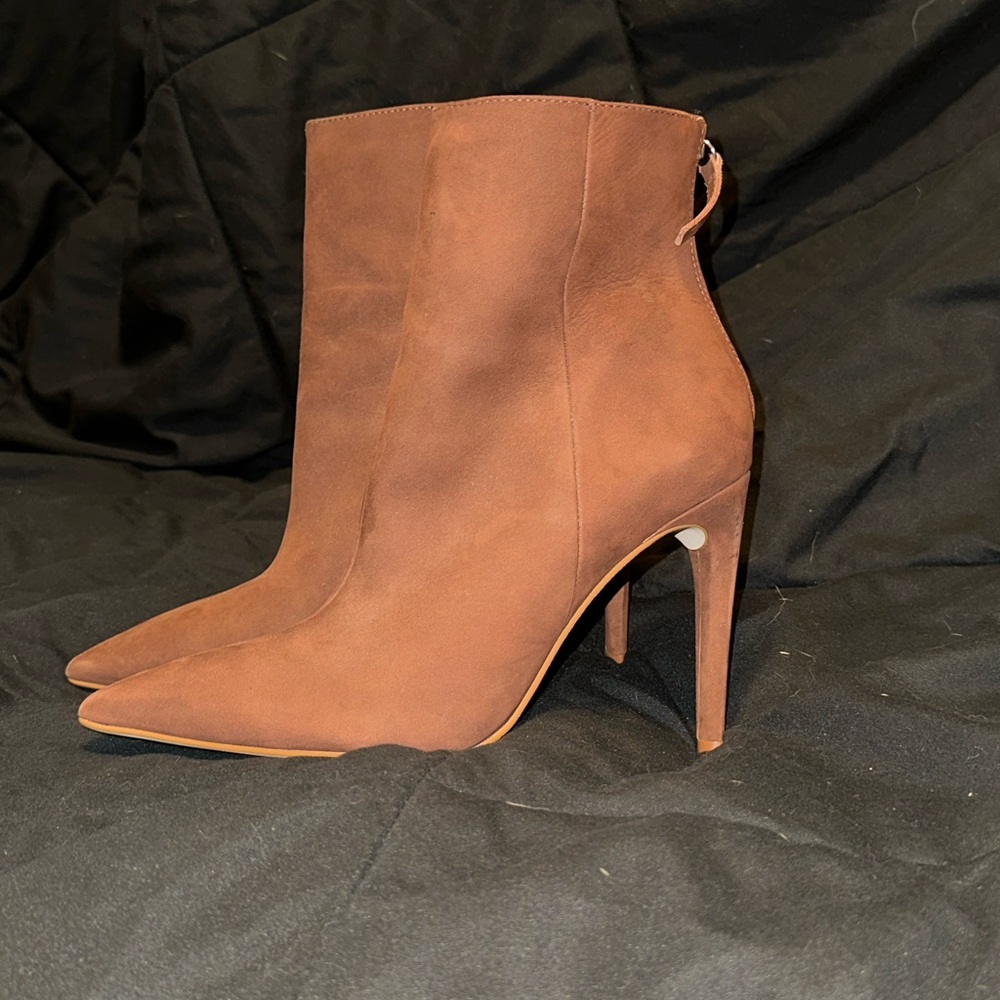 Steve Madden Vangle brown Nubuck Boots!